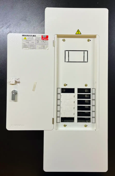  Tablero trifásico 36CTOS 200A con puerta y espacio totalizador 